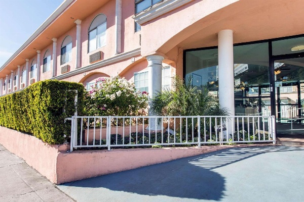 Rodeway Inn near Melrose Ave image 1