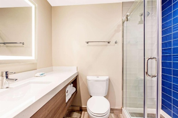 Rodeway Inn near Melrose Ave image 11