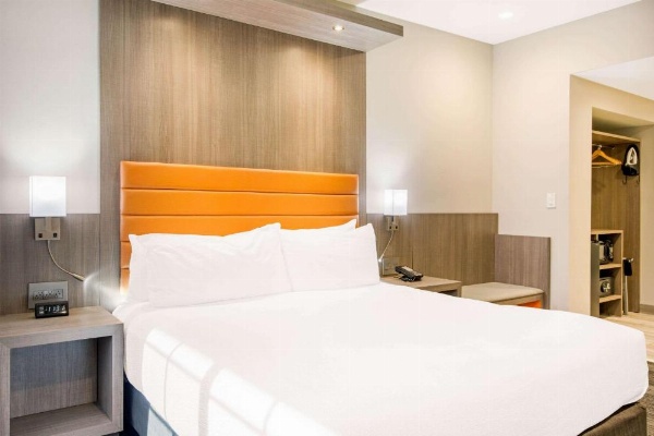 Rodeway Inn near Melrose Ave image 12