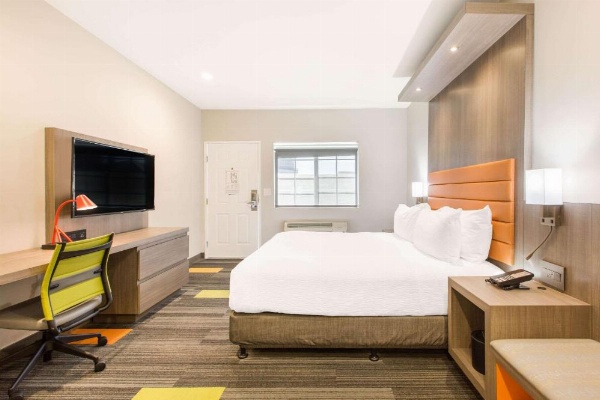 Rodeway Inn near Melrose Ave image 15